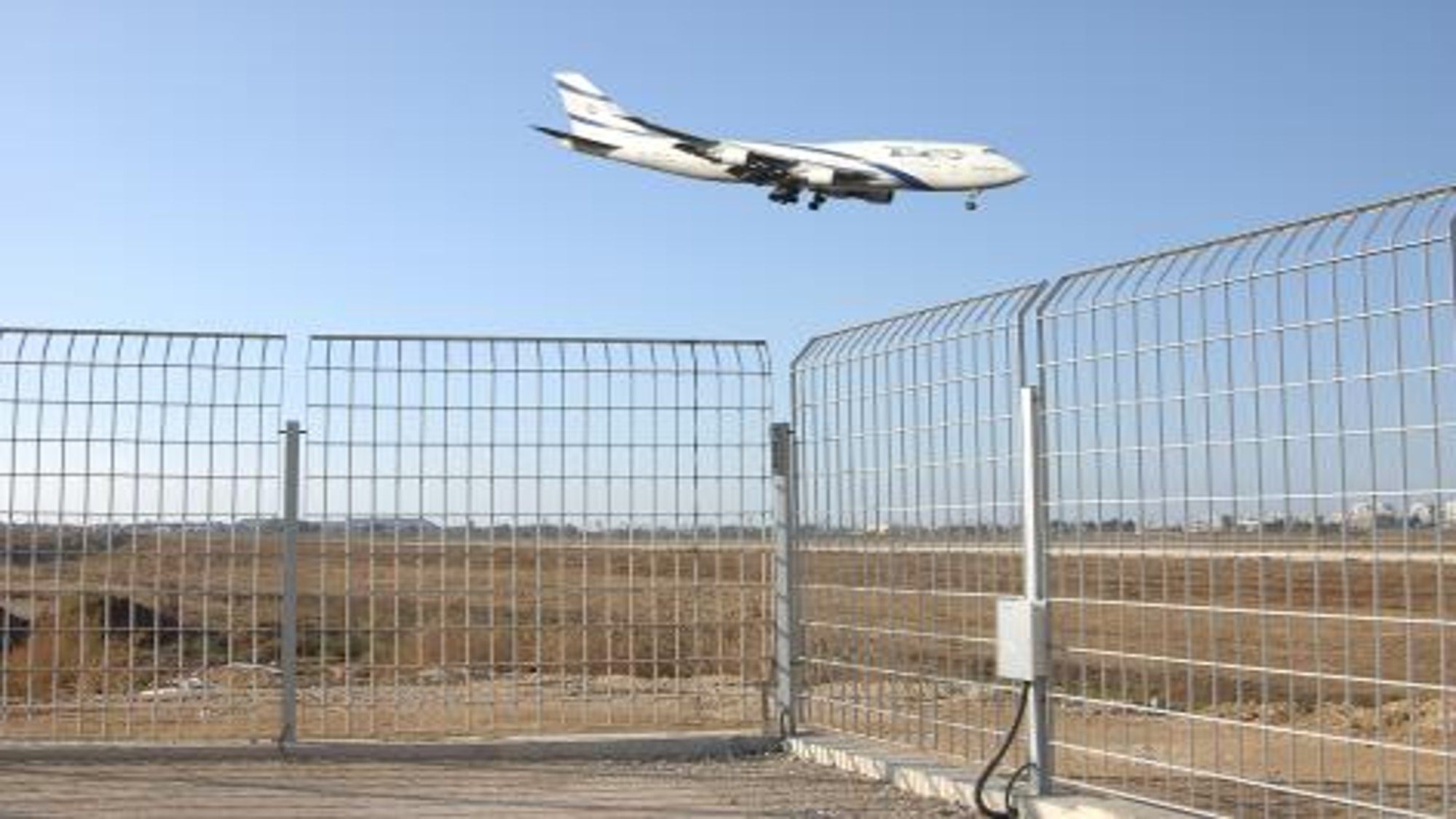 一架以色列航空客机在本古里安国际机场周界围栏上空进行最后进近。