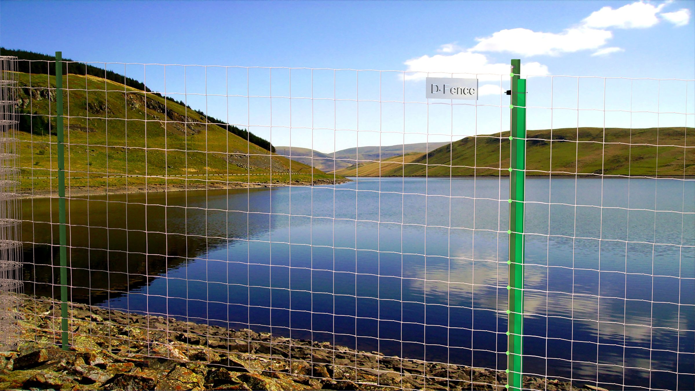 Render: D-Field Fence with a sensor post along the shore of a water reservoir